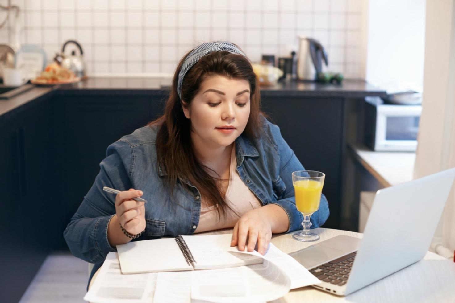 Profesionales trabajando en análisis financiero en oficina moderna